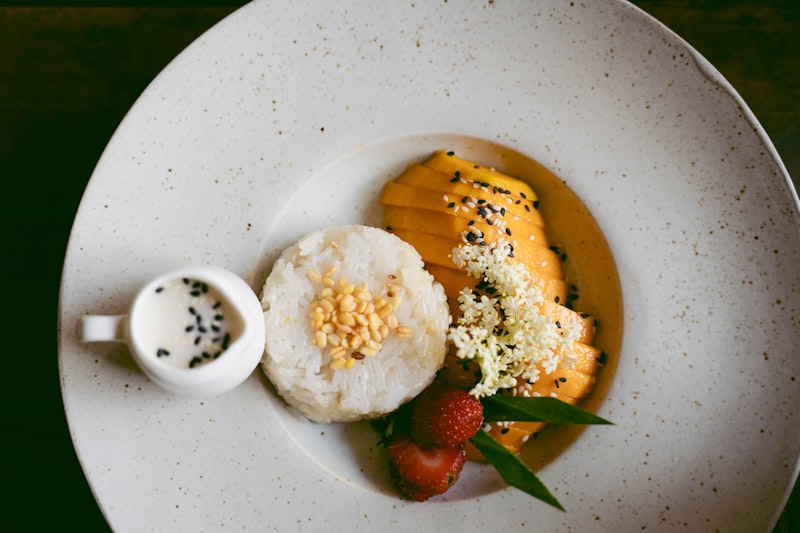 Mango sticky rice with fresh mango slices and coconut cream